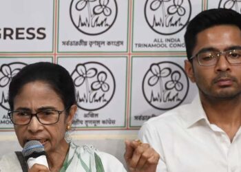 TMC में बढ़ी अंदरूनी कलह? ममता बनर्जी के सामने ही विधायकों ने उड़ाया अभिषेक का मजाक