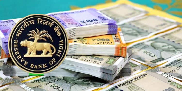 रुपये को संभालने के लिए RBI की तैयारी, बढ़ सकती हैं ब्याज दरें