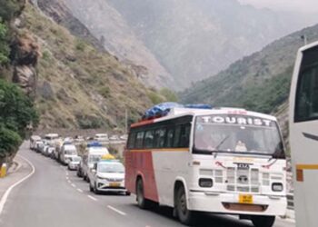 जोशीमठ में 7 किमी लंबा जाम, गर्मी और छुट्टियों में वाहनों का भारी दबाव