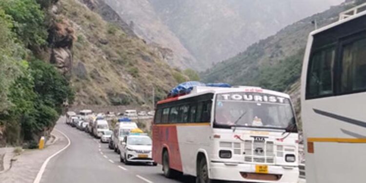 जोशीमठ में 7 किमी लंबा जाम, गर्मी और छुट्टियों में वाहनों का भारी दबाव