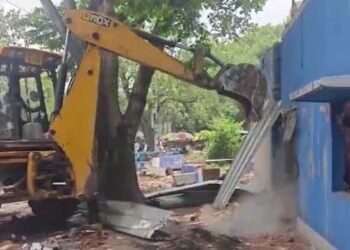 बंगाल में बुलडोजर एक्शन तेज! SAIL की जमीन पर बना TMC नेता का दफ्तर ध्वस्त