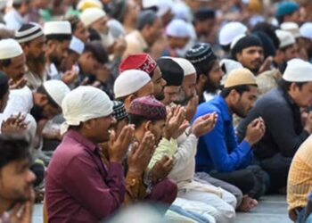 सड़क पर नमाज को लेकर बढ़ा विवाद, मौलाना साजिद रशीदी की ‘थूक-पेशाब’ वाली दलील चर्चा में