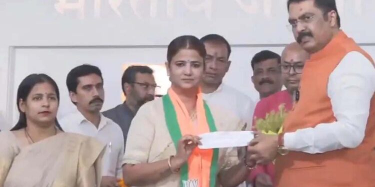RJD को बड़ा झटका, रितु जायसवाल ने थामा BJP का दामन; संजय सरावगी ने दिलाई सदस्यता