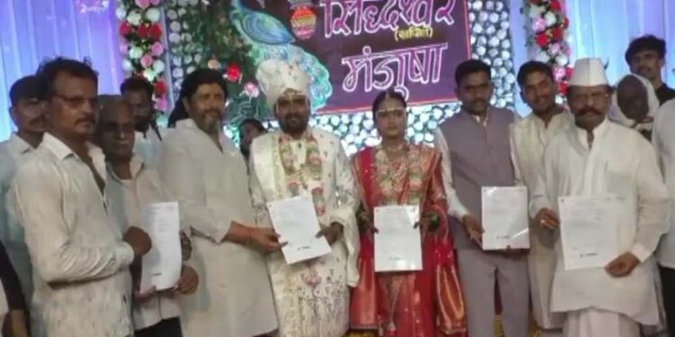 बेटे की शादी में अनोखा तोहफा, गांव के 3500 लोगों का कराया इंश्योरेंस