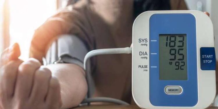 देश में हर 5वां व्यक्ति हाई BP का शिकार, AIIMS डॉक्टर बोले- सिर्फ 2 पॉइंट कम होने से टल सकता है हार्ट अटैक