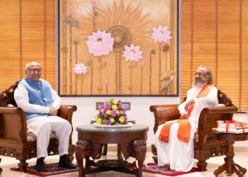 माननीय उपराष्ट्रपति सी.पी. राधाकृष्णन ने पांच राष्ट्रीय पहलों का शुभारंभ किया, द आर्ट ऑफ लिविंग के 45 वर्ष पूरे होने पर स्मारक डाक टिकट का अनावरण किया