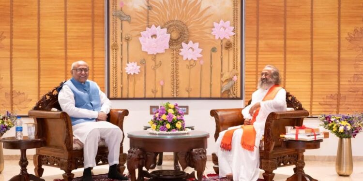 माननीय उपराष्ट्रपति सी.पी. राधाकृष्णन ने पांच राष्ट्रीय पहलों का शुभारंभ किया, द आर्ट ऑफ लिविंग के 45 वर्ष पूरे होने पर स्मारक डाक टिकट का अनावरण किया