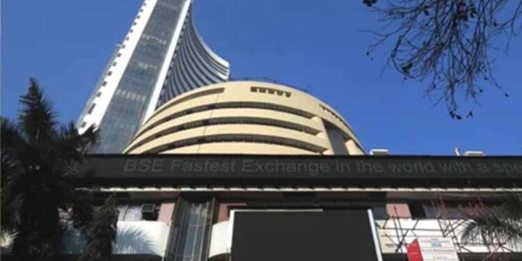 Gift Nifty में भारी गिरावट से बढ़ी टेंशन, क्या कल शेयर बाजार में मचेगी बड़ी हलचल?