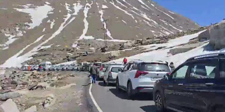 पहाड़ों पर पर्यटकों का सैलाब, हिमाचल से उत्तराखंड तक महाजाम; 50 किमी में लग रहे 8 घंटे
