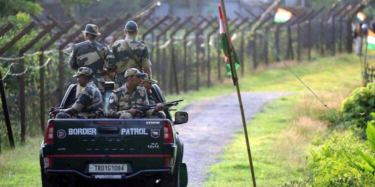 बांग्लादेश बॉर्डर का 600 KM लंबा ‘डार्क जोन’, घुसपैठियों के लिए बना बड़ा रास्ता