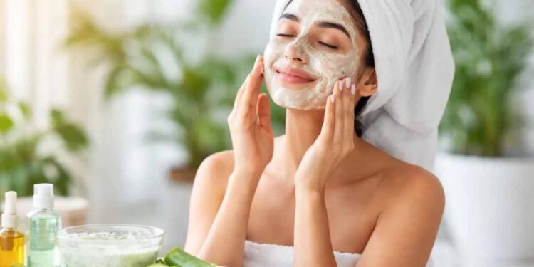 गर्मियों में ग्लोइंग स्किन के लिए चंदन, गुलाब जल और खीरे के आसान उपाय