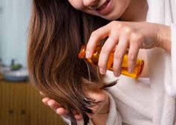 क्या सच में तेल लगाने से बढ़ते हैं बाल? जानें डर्मेटोलॉजिस्ट की राय