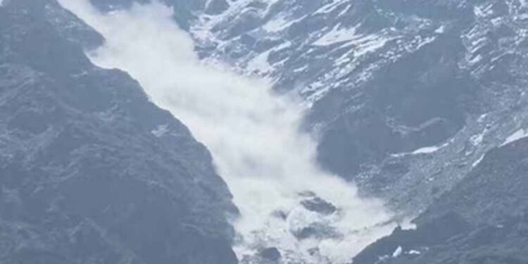 बदरीनाथ के पास कंचनगंगा में ग्लेशियर टूटने से हलचल, प्रशासन सतर्क