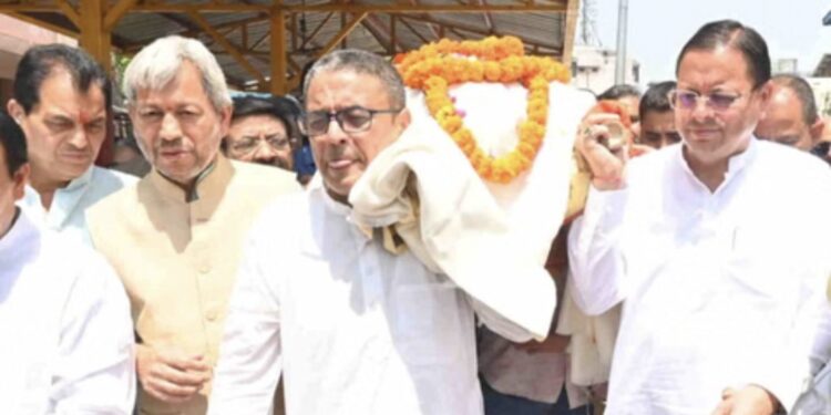 अलविदा जनरल खंडूड़ी: अंतिम यात्रा में भावुक पल, सीएम धामी ने दिया पार्थिव शरीर को कंधा, पुष्पचक्र किया अर्पित