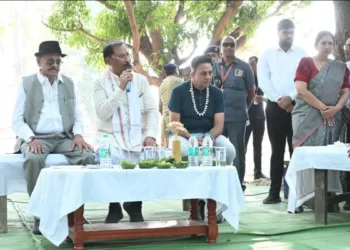 ग्राम कुशहा की चौपाल में मुख्यमंत्री विष्णु देव साय ने सुनी ग्रामीणों की समस्याएं, तेंदू, सतालू, चार और लीची का लिया स्वाद, पेयजल समस्याओं के त्वरित समाधान के दिए निर्दे…..