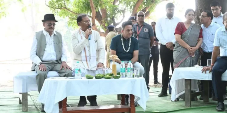 ग्राम कुशहा की चौपाल में मुख्यमंत्री विष्णु देव साय ने सुनी ग्रामीणों की समस्याएं, तेंदू, सतालू, चार और लीची का लिया स्वाद, पेयजल समस्याओं के त्वरित समाधान के दिए निर्दे…..