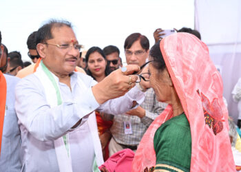 ’मुख्यमंत्री विष्णु देव साय ने हितग्राहियों को अपने हाथों से पहनाया नजर का चश्मा’, ’सुशासन तिहार शिविर में स्वास्थ्य विभाग के स्टॉल का किया निरीक्षण’…..