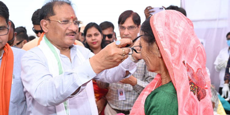 ’मुख्यमंत्री विष्णु देव साय ने हितग्राहियों को अपने हाथों से पहनाया नजर का चश्मा’, ’सुशासन तिहार शिविर में स्वास्थ्य विभाग के स्टॉल का किया निरीक्षण’…..