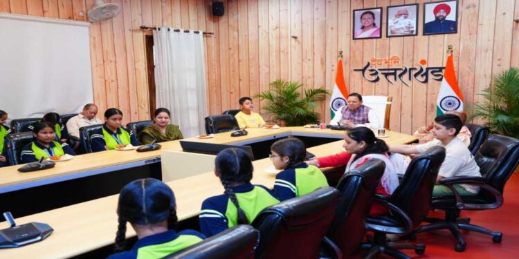 Uttarakhand News: आवासीय बालिका छात्रावास की छात्राओं संग CM धामी ने सुना ‘मन की बात’, बोले- आत्मनिर्भर भारत, पर्यावरण संरक्षण और जनभागीदारी के लिए प्रेरित करता है प्रधानमंत्री मोदी का संदेश…