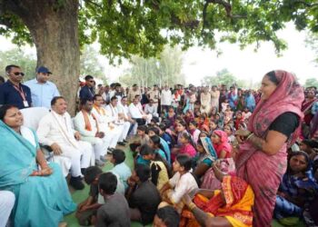 ’तेंदूपत्ता संग्राहकों के बीच पहुंचे मुख्यमंत्री विष्णु देव साय, महुआ पेड़ के नीचे लगाई चौपाल’, संग्राहकों से किया आत्मीय संवाद, सुनी समस्याएं…
