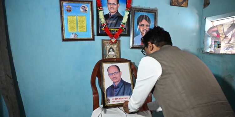 वित्त मंत्री ओपी चौधरी ने दी श्रद्धांजलि श्रवण प्रधान को, पुसौर तहसील के पड़ीगांव पहुंचकर शोक संतप्त परिवार से की मुलाकात, दिवंगत आत्मा की शांति के लिए की प्रार्थना….