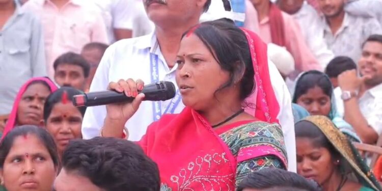 सुशासन तिहार के समाधान शिविर में मुख्यमंत्री विष्णु देव साय ने हितग्राही से किया संवाद’: प्रधानमंत्री आवास योजना से मिला सुरक्षित आशियाना, कच्चे घर से पक्के मकान तक पहुंची जिंदगी…..
