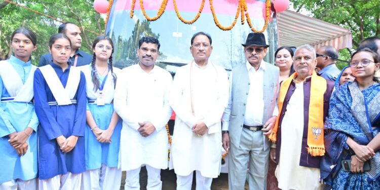 मुख्यमंत्री विष्णु देव साय ने ‘कामयाबी वेन’ को दिखाई हरी झंडी : दूरस्थ गांवों के विद्यार्थियों तक पहुंचेगी डिजिटल शिक्षा की नई रोशनी……