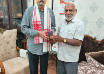 ’छत्तीसगढ़ चाय व्यापारी संघ के उपाध्यक्ष ने की राज्यपाल रमेन डेका से सौजन्य भेंट’….