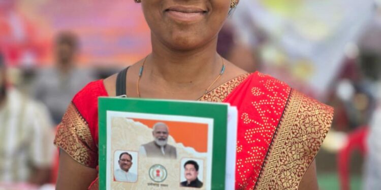 ’सुशासन तिहार में अलमा टोप्पो की वर्षों पुरानी समस्या का हुआ समाधान’, ’जनसमस्या निवारण शिविर में हाथों-हाथ मिला राशन कार्ड, परिवार को मिलेगा खाद्यान्न सुरक्षा का लाभ’…..