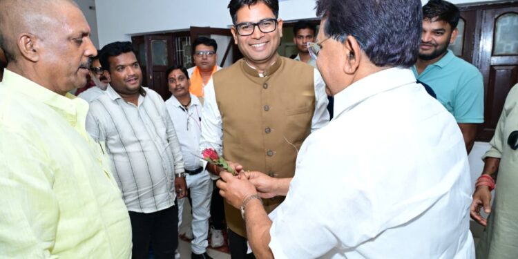 जशपुर सर्किट हाउस में वित्त मंत्री ओपी चौधरी से जनप्रतिनिधियों और क्षेत्रवासियों ने की आत्मीय मुलाकात, स्थानीय विकास, जनसुविधाओं के विस्तार और क्षेत्रीय मुद्दों पर हुई सकारात्मक चर्चा….