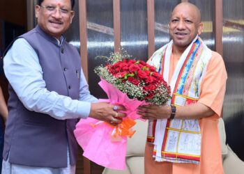 मुख्यमंत्री ने उत्तर प्रदेश के मुख्यमंत्री योगी आदित्यनाथ का किया आत्मीय स्वागत…..