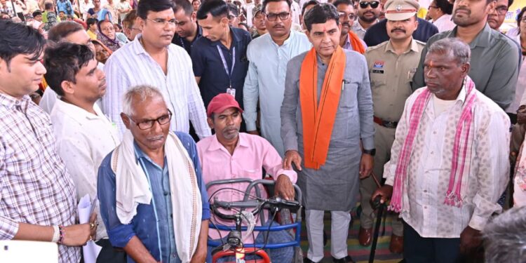 आकाशीय बिजली के हादसे के बाद टूटी उम्मीद, समाधान शिविर ने फिर जगाया जीवन का विश्वास, राजस्व मंत्री वर्मा के हाथों मिली मोटराइज्ड ट्राईसाइकिल….