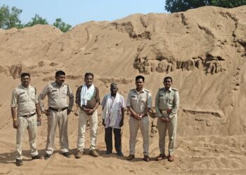 गोबरानवापारा में रेत के अवैध उत्खनन-भण्डारण पर खनिज विभाग की बड़ी कार्रवाई, 2 पोकलेन जब्त-सील