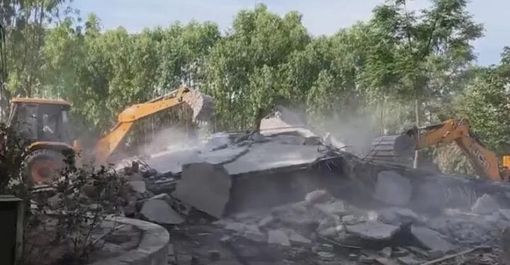 हरिद्वार में CM धामी का बुलडोजर एक्शन, अवैध मजार पर चली कार्रवाई, प्रशासन सख्त