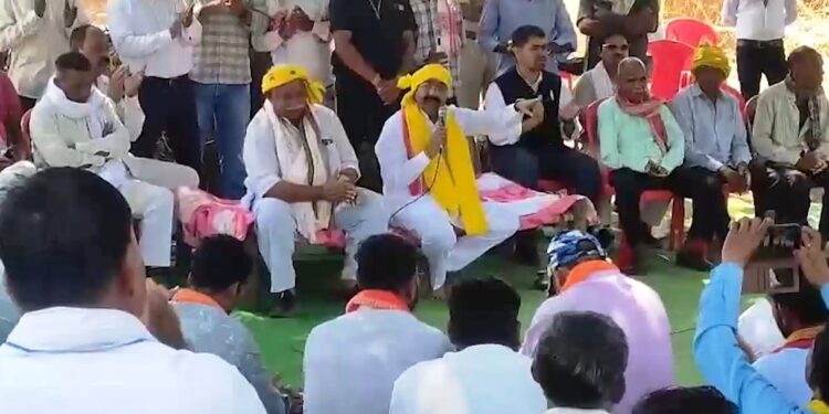उप मुख्यमंत्री अरुण साव ने आम पेड़ के नीचे लगाई चौपाल, ग्रामीणों से योजनाओं का लिया फीडबैक, देवगुड़ी निर्माण के लिए 5 लाख देने की घोषणा….