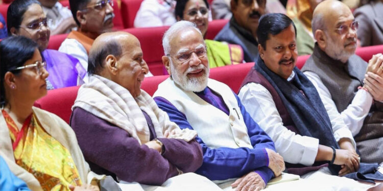 Modi Cabinet Reshuffle: जल्द हो सकता है बड़ा फेरबदल, TMC-शिवसेना के बागियों को मिल सकता है बड़ा इनाम!
