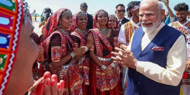 तीन दिवसीय दौरे पर सेशल्स पहुंचे PM मोदी, राष्ट्रपति पैट्रिक हर्मिनी ने किया भव्य स्वागत