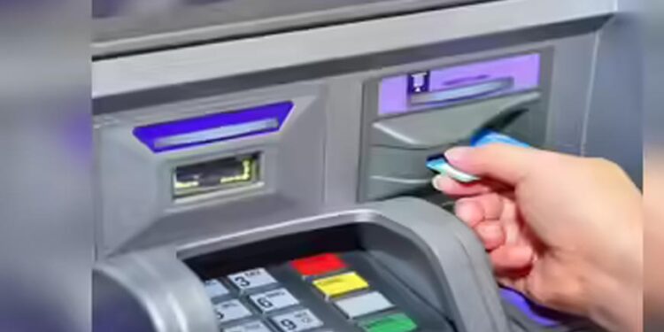 देश में कैश का रिकॉर्ड स्तर, फिर भी खाली पड़े ATM! आखिर क्यों गहराया नकदी संकट?