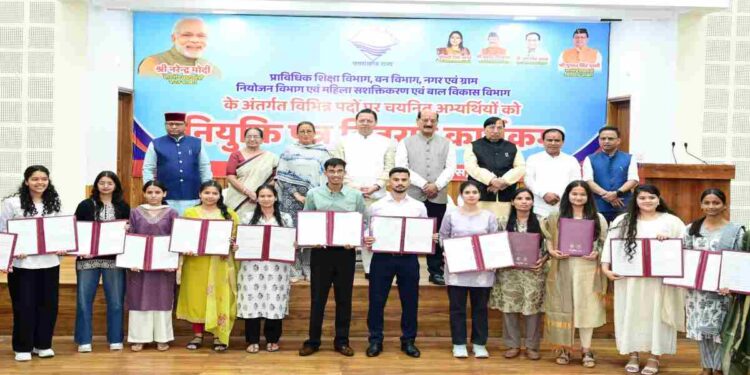 Uttarakhand News: मुख्यमंत्री पुष्कर सिंह धामी ने विभिन्न विभागों में चयनित 276 अभ्यर्थियों को सौंपे नियुक्ति पत्र, कहा- जनसेवा को सर्वोच्च प्राथमिकता दें…..