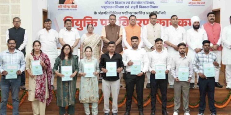 Uttarakhand: अधीनस्थ सेवा चयन आयोग, चयनित 221 अभ्यर्थियों को मुख्यमंत्री धामी ने दिए नियुक्ति पत्र