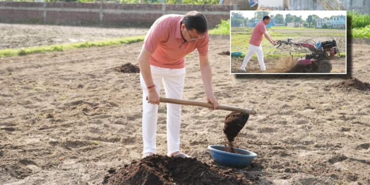 Uttarakhand News: मुख्यमंत्री धामी ने खेत में चलाया टिलर, जैविक और पारंपरिक खेती को बढ़ावा देने का दिया संदेश…