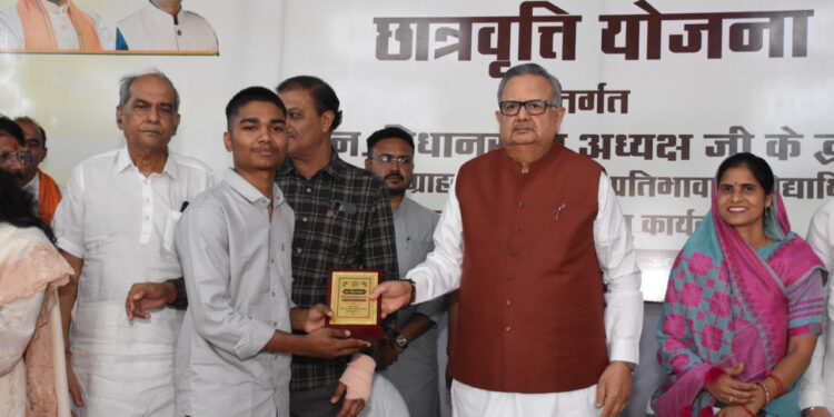 वनांचल के सपनों को मिल रहे पंख : छात्रवृत्ति योजना से बढ़ रहा बच्चों का आत्मविश्वास….