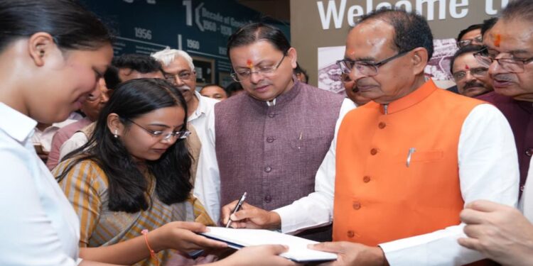 Uttarakhand News: शिवराज सिंह चौहान ने किया पूर्व छात्र सम्मेलन का उद्घाटन, सीएम धामी बोले- विकास की राह पर तेजी से बढ़ रहा उत्तराखंड…..