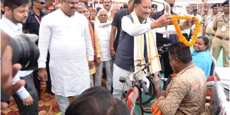 जब मुख्यमंत्री साय ने थामा हाथ, तो दिव्यांग हितग्राही की जिंदगी में लौटी उम्मीद की रौशनी, सुशासन तिहार के समाधान शिविर में मिली बैटरी चलित ट्रायसायकल, संघर्ष भरी जिंदगी को मिला नया सहारा…..
