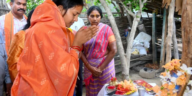 शहादत को नमन : मंत्री लक्ष्मी राजवाड़े ने शहीद एएसआई रामू राम नाग के निवास पहुंचकर दी श्रद्धांजलि….