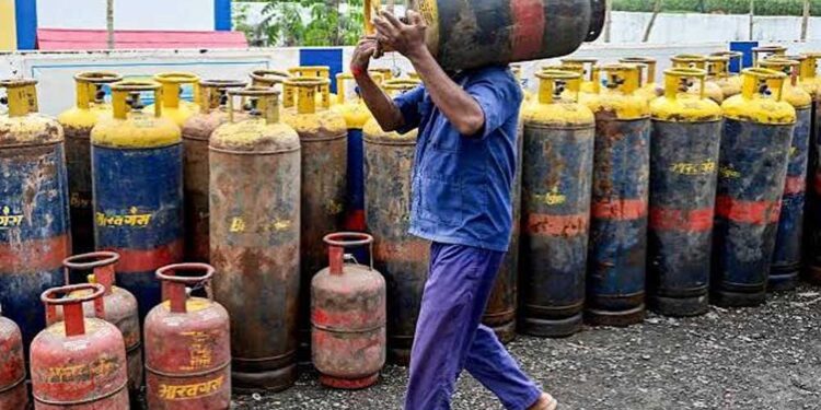 कमर्शियल सिलिंडर पर केंद्र का बड़ा फैसला, गैर-घरेलू पैक्ड LPG से हटे सभी प्रतिबंध
