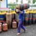 कमर्शियल सिलिंडर पर केंद्र का बड़ा फैसला, गैर-घरेलू पैक्ड LPG से हटे सभी प्रतिबंध