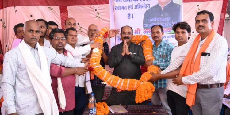उप मुख्यमंत्री अरुण साव ने 5 गांवों में लगाई चौपाल, 56 लाख रुपए के विकास कार्यों की घोषणा की, युवाओं को दिए क्रिकेट किट….