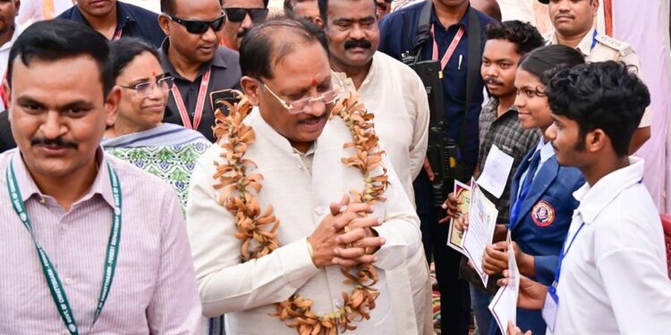 तेंदूपत्ते से समृद्धि, तीखुर से आत्मनिर्भरता : बड़ेकनेरा में वनाधारित आजीविका का सशक्त मॉडल बना प्रेरणा, मुख्यमंत्री विष्णुदेव साय ने हितग्राहियों से की आत्मीय मुलाकात, ‘एक पेड़ मां के नाम’ अभियान के तहत किया पौधरोपण….