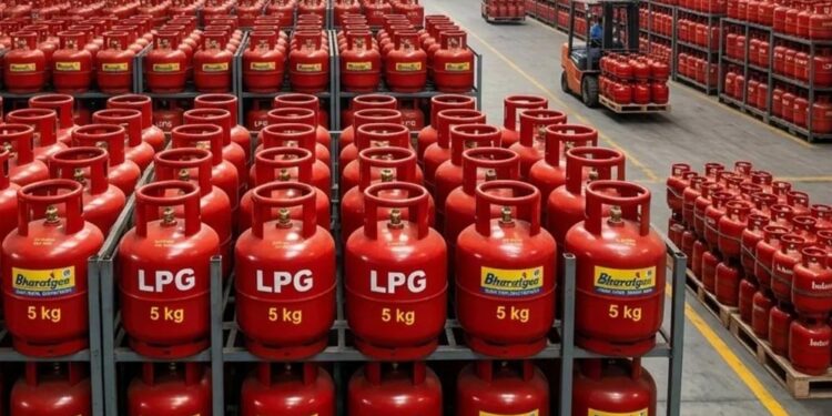 LPG Rule Change: कच्चा तेल सस्ता होते ही बड़ा फैसला, आज से हटीं ये पाबंदियां, उपभोक्ताओं को राहत